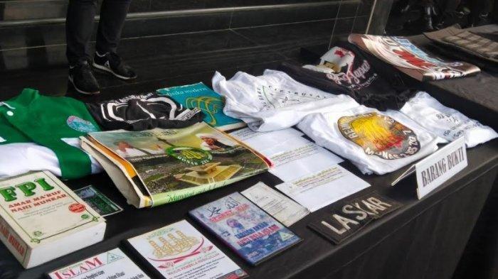 Polri mengamankan sejumlah barang bukti yang disita dalam penangkapan 4 orang terduga teroris di Jakarta dan Bekasi pada Senin (29/3/2021).