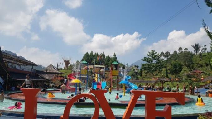 Bermain di water park Barusen Hills Ciwidey Bandung