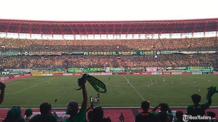 Bonek di Stadion Gelora Bung Tomo, Surabaya.