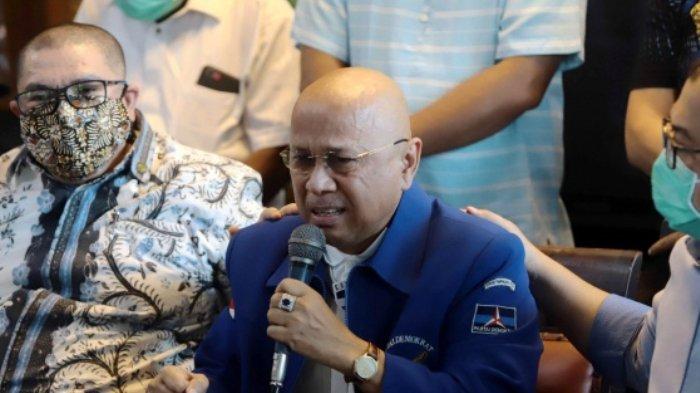 Inisiator Kongres Luar Biasa (KLB) Partai Demokrat di Deli Serdang, Darmizal (tengah) menangis saat menggelar konferensi pers di Jakarta, Selasa (9/3/2021). Dalam konferensi pers tersebut, Partai Demokrat versi KLB menyatakan bahwa KLB yang mereka adakan sah dan sesuai dengan AD/ART partai.
