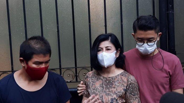 Desiree melakukan preskon di depan rumah miliknya, di Jalan Pangeran Antasari, Jakarta Selatan, Jumat (26/3/2021).