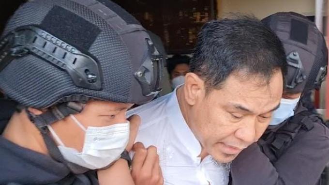 Eks Sekretaris Umum FPI Munarman sempat meminta menganakan alas kaki saat ditangkap tim Densus 88 Antiteror Polri di kediamannya di Perumahan Modernhills, Pamulang, Tangerang Selatan pada Selasa 27 April 2021.