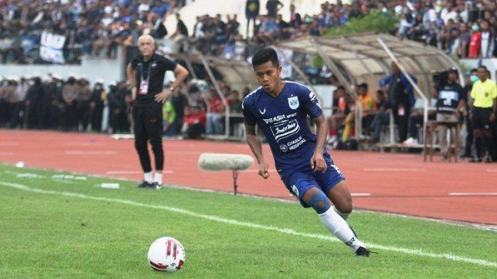Aksi Frendi Saputra dalam laga melawan Arema FC di pekan ketiga Liga 1 2020 di Stadion Moch Soebroto, Magelang.