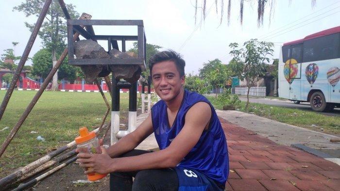 Pemain Persis Solo, Gufroni Al Ma'ruf, yang hobi bersepeda.