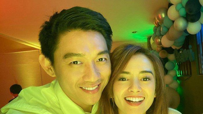 Ifan Seventeen bersama tunangannya, model bernama Citra Monica
