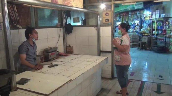 Suasana di Pasar Tebet, Jakarta Selatan, Rabu (20/1/2021). Meroketnya harga daging sapi membuat para pedagang mogok jualan.