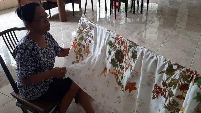 Proses membatik diperlihatkan secara langsung.