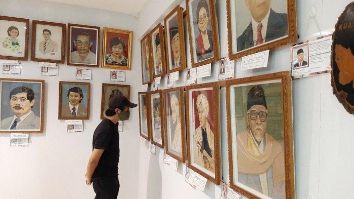 Pengunjung menikmati wisata sejarah batik dan membatik secara langsung di Museum Batik Yogyakarta di Jalan Dr Sutomo Nomor 13A, Kota Yogyakarta, Selasa (19/1/2021).