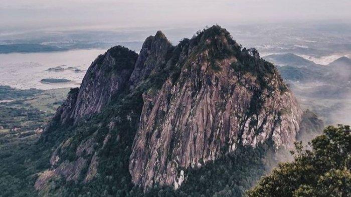 Pemandangan dari atas Puncak Batu Tumpuk, Gunung Bongkok Purwakarta