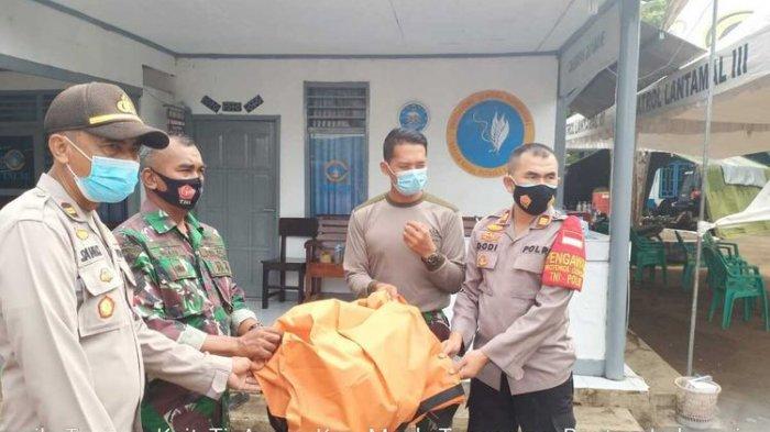 Petugas-Polsek-Pakuhaji-Kabupaten-Tangerang-mengevakuasi-potongan-tubuh.jpg