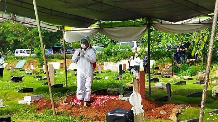 Suami Rina Gunawan, Teddy Syach, memberi sambutan setelah sang istri dimakamkan di TPU Tanah Kusir, Jakarta, Rabu (3/3/2021) pagi.(KOMPAS.com/BAHARUDIN AL FARISI)