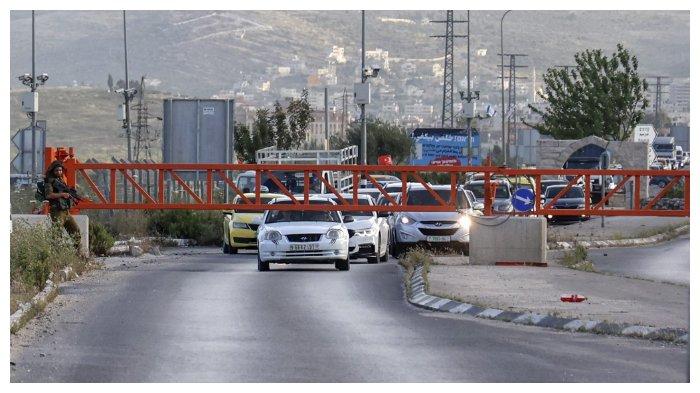 Tentara Israel berjaga setelah menutup pintu masuk Kota Nablus di Tepi Barat. Sebelumnya, telah terjadi peristiwa penembakan di kota ini.