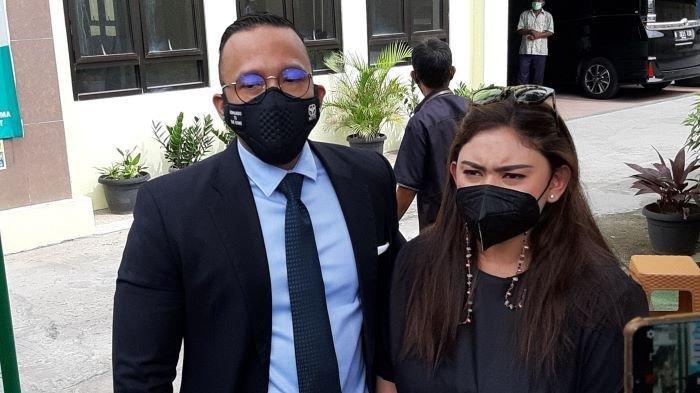 Thalita-Latief-setelah-sidang-mediasi-atas-gugatan-cerainya-terhadap-Dennis-Lyla.jpg