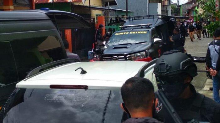 Tim-Densus-88-Antiteror-Polri-menggeledah-rumah-L-terduga-pelaku-bom-Makassar.jpg