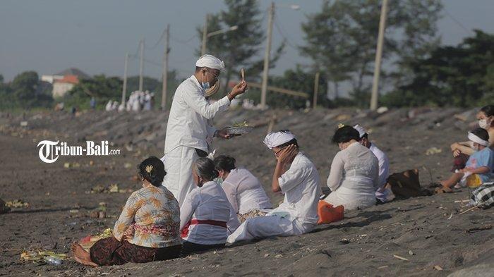 Umat Hindu menggelar upacara melasti dalam rangkaian hari Raya Nyepi di Pantai Padanggalak, Kesiman, Denpasar, Kamis 11 Maret 2021. Di masa pandemi upacara Melasti dilaksanakan secara terbatas. Setiap desa adat hanya melibatkan 40 orang peserta, yang terdiri dari pemangku, serati banten, prajuru adat, dan pecalang.