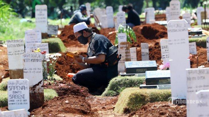 Warga-berziarah-kubur-di-makam-keluarganya-korban-Covid-19-di-TPU-Pondok-Ranggon-2452020.jpg
