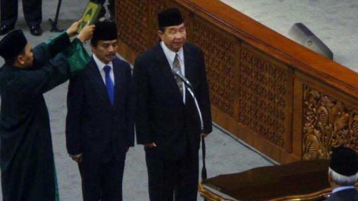 Politisi Partai Demokrat Roy Suryo dan Abdul Whaab Dalimunthe saat dilantik sebagai anggota Penggantian Antar Waktu (PAW) DPR RI, Kamis (6/4/2017).(KOMPAS.com/Nabilla Tashandra)