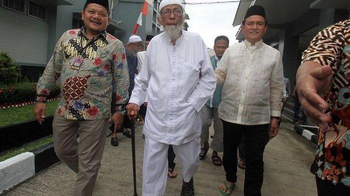 Abu Bakar Ba'asyir (tengah)