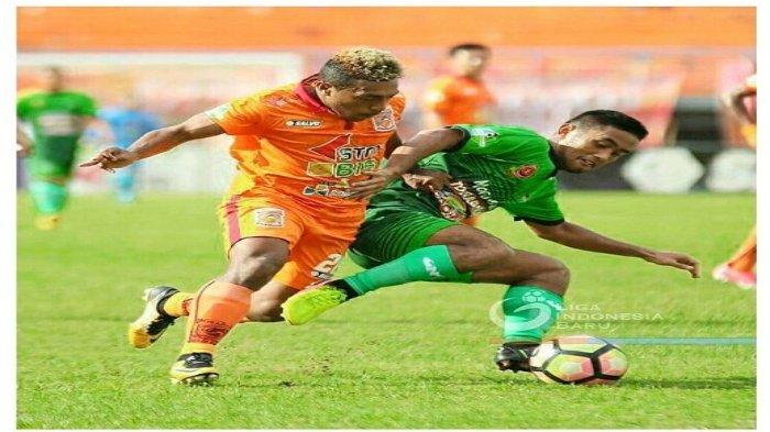 Agil Munawar (kanan) bermain untuk PS TNI.