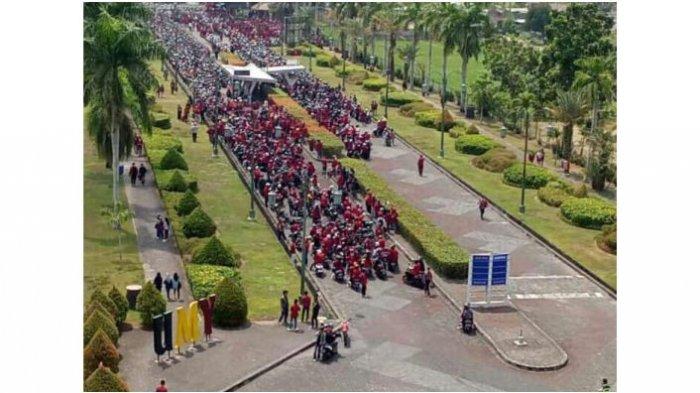 Aksi mahasiswa yang turun ke jalan mengikuti #GejayanMemanggil yang digelar di Yogyakarta, Senin (23/9/2019) siang.