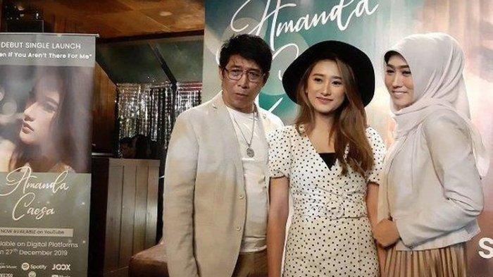 Amanda Caesa diapit kedua orang tuanya, Parto Patrio dan Diena Risty, saat peluncuran lagu perdananya, di The Old Temple by Holywings Senopati, Kebayoran Baru, Jakarta Selatan, Minggu (22/12/2019). (WARTA KOTA/ARIE PUJI WALUYO)