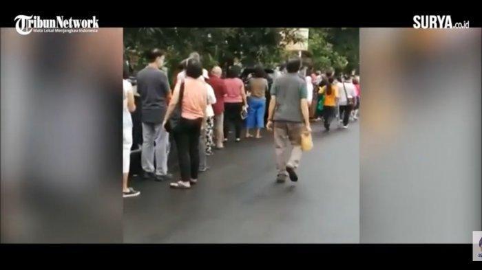 antrean vaksin covid-19 lansia di rsud kembangan