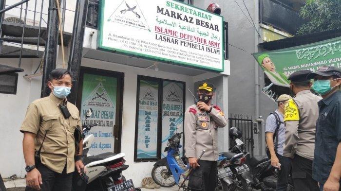 aparat-gabungan-dari-unsur-kepolisian-dan-tni-di-markas-fpi.jpg