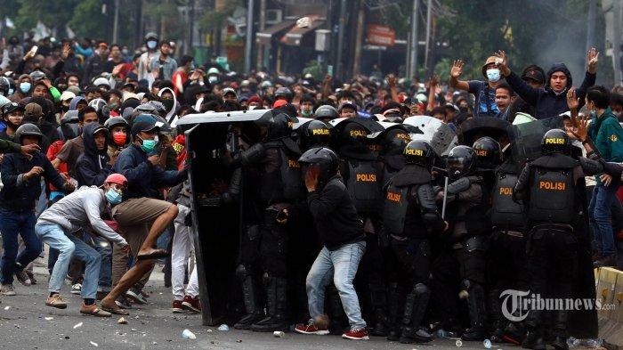 aparat-kepolisian-bersitegang-dengan-pendemo-di-kawasan-harmoni-jakarta.jpg