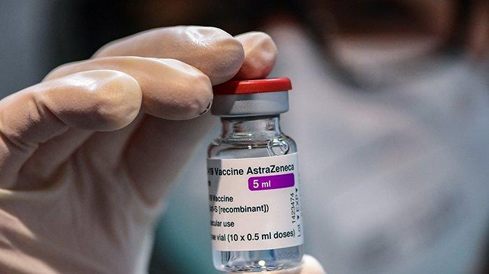 Dalam foto file ini diambil pada tanggal 09 Maret 2021, seorang pekerja medis memegang botol vaksin AstraZeneca / Oxford Inggris-Swedia selama kampanye vaksinasi di Museum Nasional Sains dan Teknologi Leonardo Da Vinci, yang saat ini menjadi tuan rumah acara anti virus. Kampanye vaksinasi -Covid dengan Multimedica di Milan. - Denmark, Norwegia, dan Islandia pada 11 Maret 2021 untuk sementara menangguhkan penggunaan vaksin Covid-19 AstraZeneca karena kekhawatiran tentang pasien yang mengalami pembekuan darah pasca tusukan, karena produsen dan pengawas obat-obatan Eropa bersikeras bahwa vaksin itu aman. Denmark pertama kali mengumumkan penangguhannya,