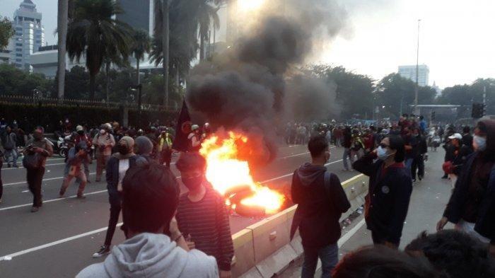 ban-yang-dibakar-massa-seusai-demonstrasi-penolakan-omnibus-law-uu-cipta-kerja.jpg