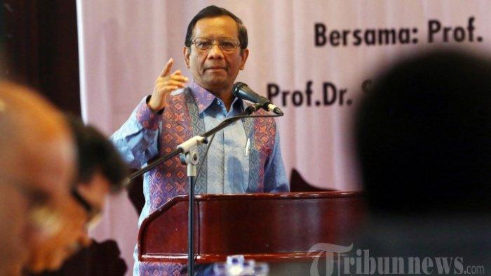 Mantan Ketua Mahkamah Konstitusi, Mahfud MD hadiri diskusi yang bertajuk Saresehan Kebangsaan, di Four Points Hotel, Medan, Sumatera Utara, Sabtu (9/2/2019). Diskusi tersebut mengambil tema Merawat Kebhinekaan dan Mengokohkan Kebangsaan, yang mengulas berbagai persoalan bangsa terkait penggunaan politik identitas dan penyebaran hoaks yang semakin marak.