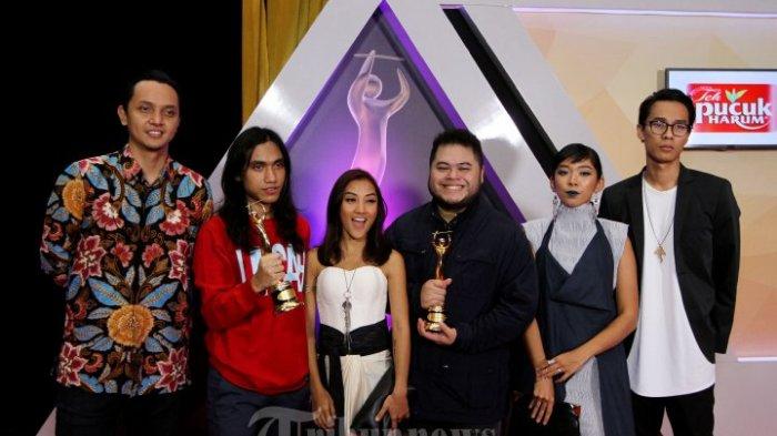 Grup musik alternatif rock Barasuara berhasil meraih penghargaan Anugerah Musik Indonesia (AMI) Awards 2016 yang digelar di Ecovention Ancol, Jakarta Utara, Rabu (28/9/2016) malam. Barasuara berhasil meraih penghargaan Produksi Album Alternative Terbaik di ajang AMI Awards ke-19 melalui karyanya