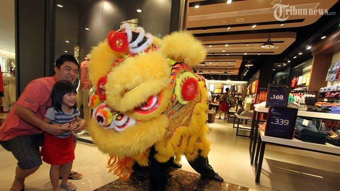 Suara dari drum membagikan penekanan serta arahan pada gerakan dan manuver dari Barongsai, sebaliknya instrumen simbal serta gong menggambarkan emosi dari Barongsai.
Pengunjung memberikan angpau pada barongsai yang berada di pusat perbelanjaan Emporium Pluit, Jakarta Utara, Sabtu (25/1/2014). Pagelaran budaya Tionghoa tersebut diselenggarakan untuk menyambut Imlek 2565 dan peringatan ulang tahun ke-5 Emporium Pluit Mall. (TRIBUNNEWS/DANY PERMANA)