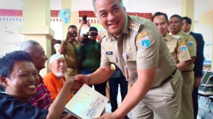 Wali Kota Jakarta Pusat, Bayu Meghantara, menyalurkan sebanyak 300 boks makanan siap saji dari Program Dapur Kurban, di Gedung Interaksi Sosial, Jalan Sumbadra, Kelurahan Tanah Tinggi, Kecamatan Johar Baru, Jakarta Pusat, Senin (12/8/2019). Setelah dua tahun menjabat, Bayu dicopot karena kasus kerumunan massa di rumah Rizieq Shihab pada November 2020. Kini kembali dilantik Anies Baswedan menjabat sebagai Kepala Biro Organisasi dan Reformasi Birokrasi Setda Provinsi DKI Jakarta pada Selasa (23/2/2021).