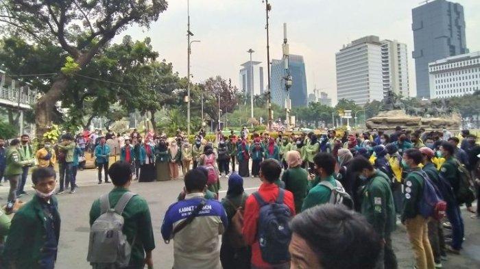 Massa aksi dari BEM SI yang hendak menuju Istana Negara tertahan di Jalan Medan Merdeka Barat, Jakarta Pusat, Jumat (16/10/2020)(KOMPAS.com/SINGGIH WIRYONO)