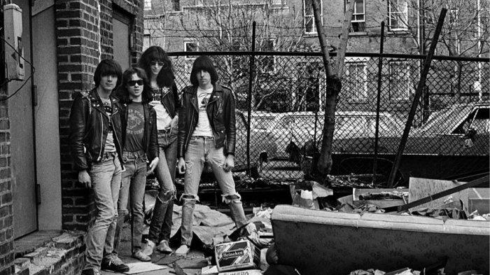 berikut-chord-kunci-gitar-termudah-dan-link-download-lagu-blitzkrieg-bop-oleh-ramones-3.jpg