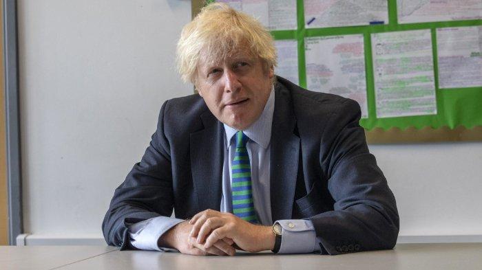 Perdana Menteri Inggris Boris Johnson saat mengunjungi sekolah Castle Rock di Coalville, England tengah, pada 26 Agustus 2020. Boris Johnson akan meluncurkan kampanye yang mendorong warga Inggris kembali bekerja di kantor.