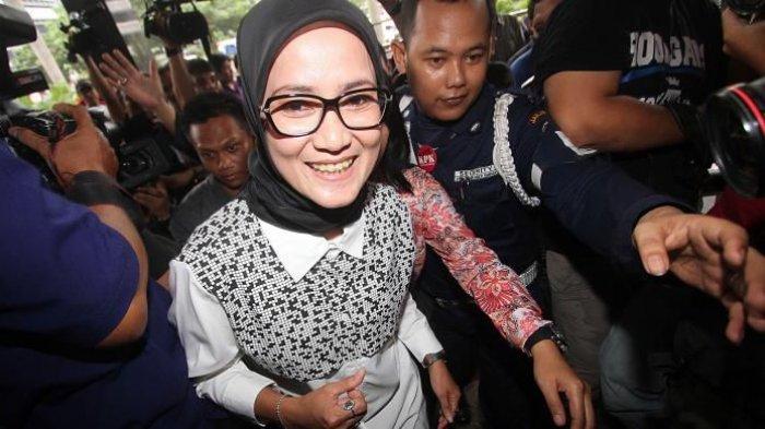 Bupati Lebak Iti Octavia Jayabaya (berbaju putih) menjalani pemeriksaan oleh Komisi Pemberantasan Korupsi di Jakarta, Selasa (19/2/2014). Iti diperiksa sebagai saksi untuk Gubernur Banten Atut Chosiyah dalam kasus dugaan suap penanganan sengketa pilkada Lebak di Mahkamah Konstitusi.TRIBUNNEWS/DANY PERMANA