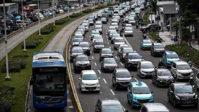 ILUSTRASI Macet saat Liburan --- Bus transjakarta melenggang di antara kemacetan di Jalan M.H Thamrin, Jakarta Pusat, Kamis (6/2/2020). Lembaga Pemantau Kemacetan Lalu Lintas TomTom memastikan Jakarta ada di posisi ke-10 kota termacet di dunia pada 2019 dengan indeks kemacetan 10 persen.(KOMPAS.com/GARRY LOTULUNG)