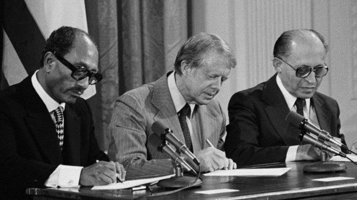 Dari kiri ke kanan, Presiden Mesir Anwar Sadat, Presiden Amerika Serikat Jimmy Carter, dan Perdana Menteri Israel, Menachem Begin dalam peristiwa bersejarah penandatanganan Perjanjian Camp David pada 17 September 1978.