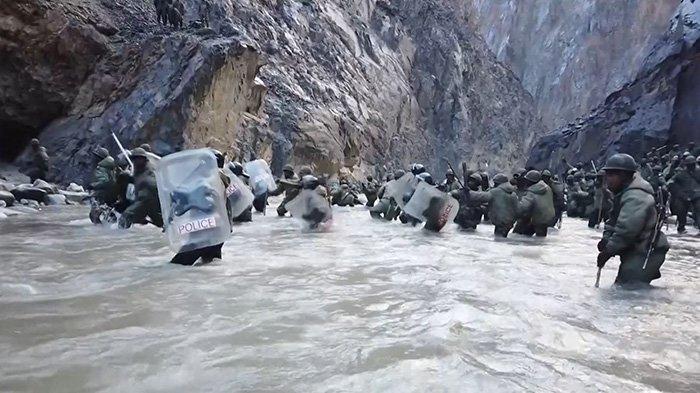 Tangkapan bingkai video ini diambil dari rekaman yang direkam pada pertengahan Juni 2020 dan dirilis oleh China Central Television (CCTV) pada 20 Februari 2021 menunjukkan tentara India menyeberangi sungai selama insiden di mana pasukan China dan India bentrok di Garis Kontrol Aktual (LAC) ) di Lembah Galwan, di Pegunungan Karakoram di Himalaya.