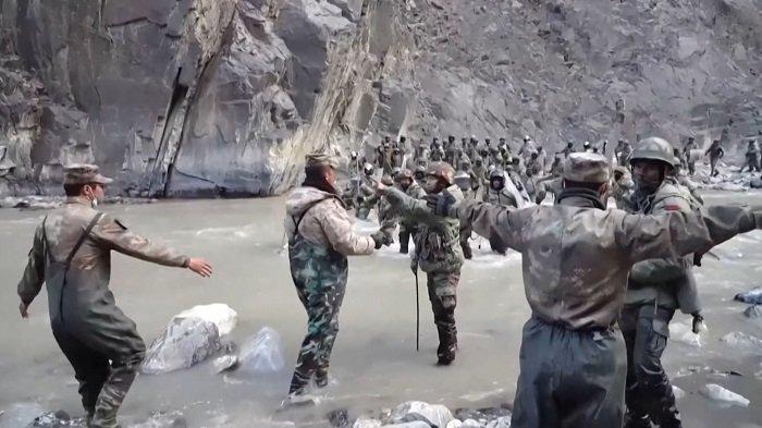 Tangkapan layar video ini diambil dari rekaman yang direkam pada pertengahan Juni 2020 dan dirilis oleh China Central Television (CCTV) pada tanggal 20 Februari 2021 menunjukkan tentara China (latar depan) dan India (kanan, latar belakang) berhadap-hadapan bak perang abad pertengahan selama insiden di mana pasukan dari kedua negara bentrok. Garis Kontrol Aktual (LAC) di Lembah Galwan, di Pegunungan Karakoram di Himalaya.