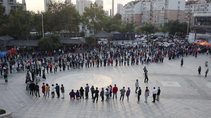 Foto yang diambil pada 12 Oktober 2020 ini menunjukkan ribuan warga yang mengantre untuk dites virus corona COVID-19, sebagai bagian dari program pengujian massal menyusul wabah virus corona baru di Qingdao, di Provinsi Shandong timur China. Hanya dalam waktu dua hari, 12-13 Oktober 2020, sebanyak 4,2 juta penduduk kota ini berhasil melakukan swab test.