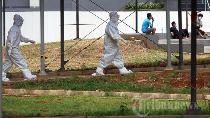 Petugas medis saat berjalan di ruang terbuka Wisma Atlet Kemayoran, Jakarta Pusat, akhir November tahun lalu. Media luar negeri mulai menyoroti penanganan pasien covid-19 di Indonesia karena seorang pasien covid meninggal dunia setelah ditolak 10 rumah sakit.