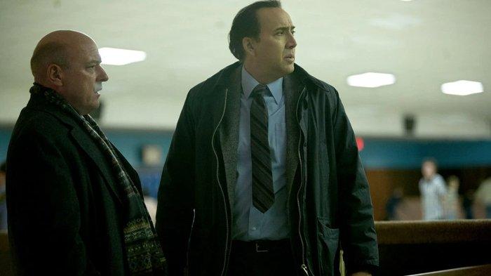 Dean Norris (kiri), dan Nicolas Cage di The Frozen Ground (2013)