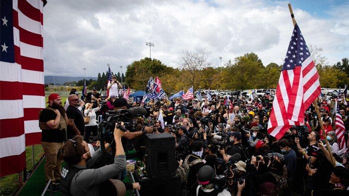 Suasana negara bagian Oregon di tengah pandemi, tepatnya di Portland, Oregon, 26 September 2020. saat nggota kelompok sayap kanan