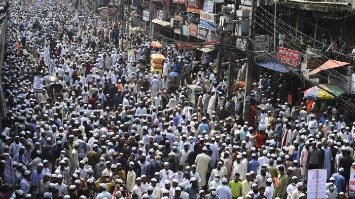 FOTO: Aktivis dan pendukung Partai Islami Andolon Bangladesh, sebuah partai politik Islam, mengadakan unjuk rasa yang menyerukan boikot produk Prancis dan mengecam presiden Prancis Emmanuel Macron atas komentarnya mengenai karikatur Nabi Muhammad, di Dhaka pada 27 Oktober 2020.