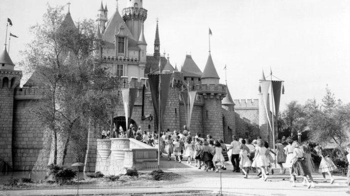 Disneyland ertama kali dibuka pada (17/7/1955) di Anaheim (www.thewaltdisneycompany.com)