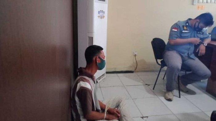 DK (45) pelaku pelecehan seksual seorang nenek berusia 70 tahun saat berada di Polrestabes Palembang, Senin (19/10/2020).