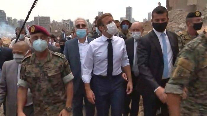 FOTO: Sebuah tangkapan layar rekaman video menunjukkan Presiden Prancis Emmmanuel Macron (tengah) sedang memeriksa kerusakan di pelabuhan ibu kota Lebanon, Beirut, pada 6 Agustus 2020, di mana ledakan besar menewaskan lebih dari 100 orang dan menghancurkan kota.